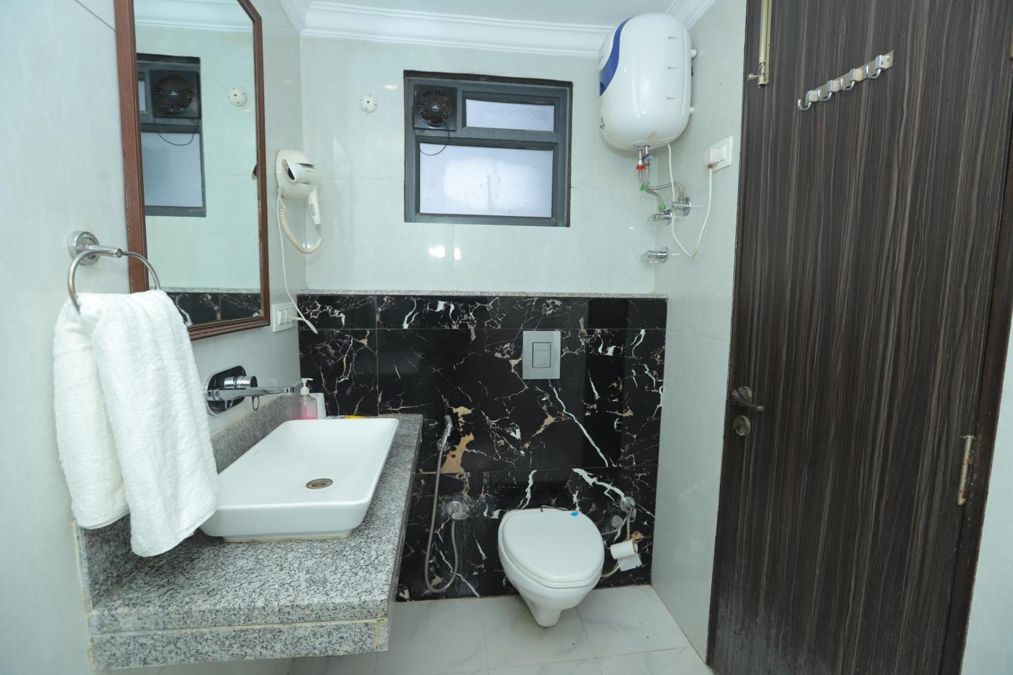 Hotel The Almora Residency - Complimentary Airport Trasnfer 4*