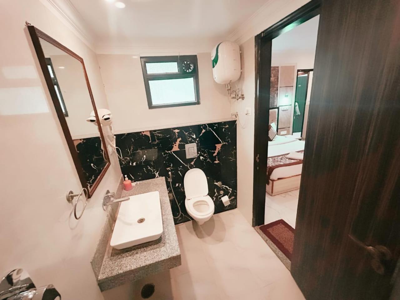 Hotel The Almora Residency - Complimentary Airport Trasnfer New Delhi