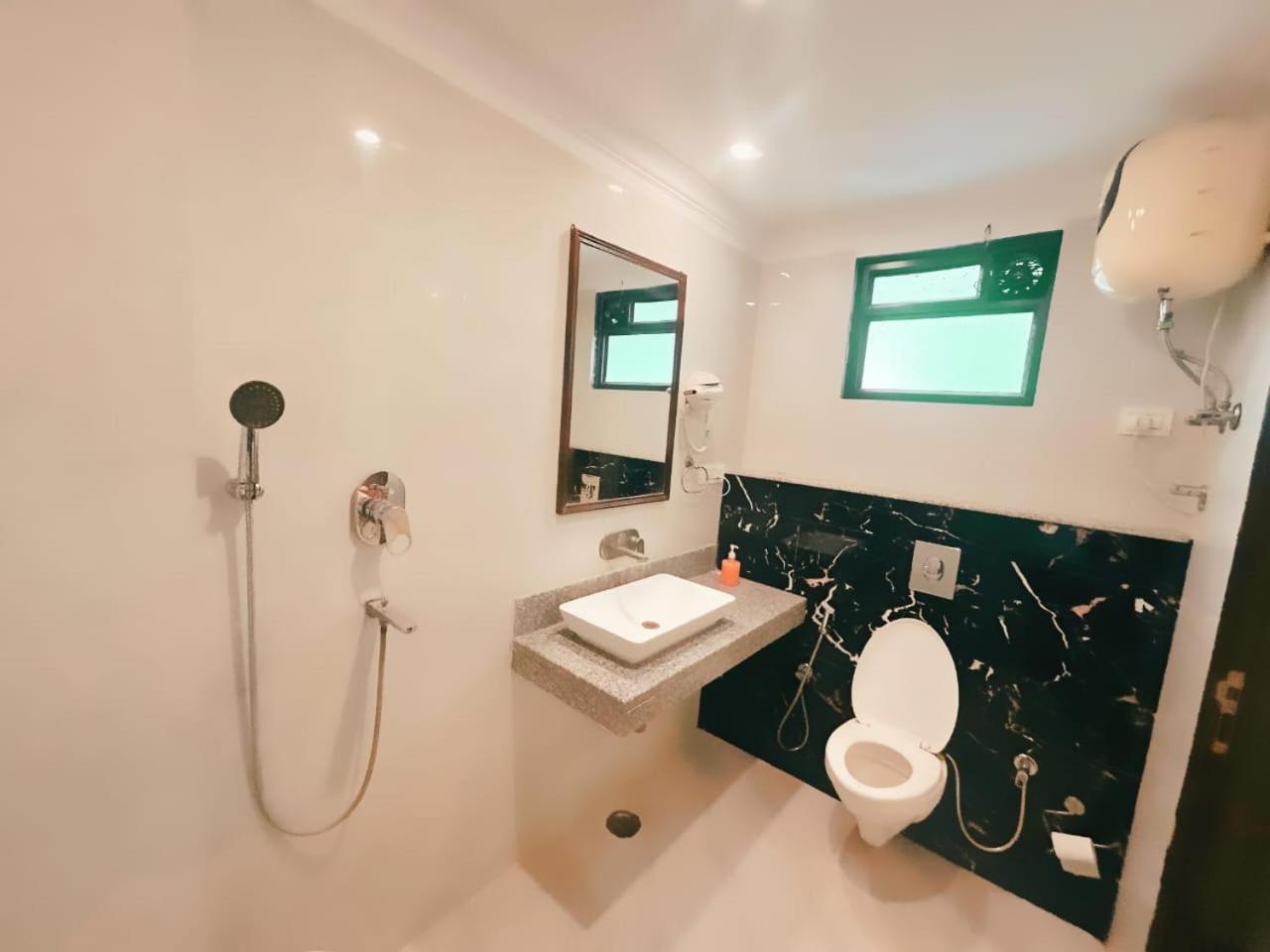 The Almora Residency - Complimentary Airport Trasnfer 4* New Delhi